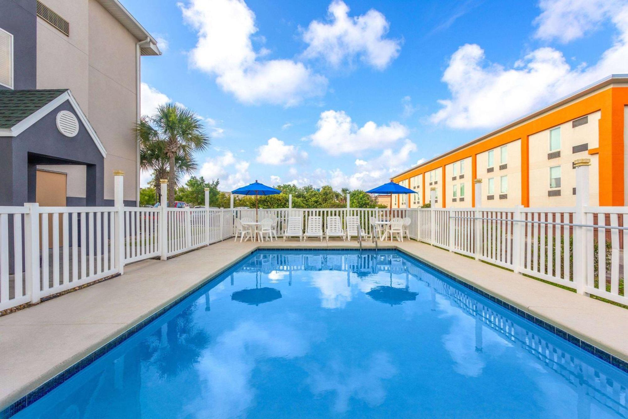 Microtel Inn & Suites By Wyndham Panama City Exterior foto